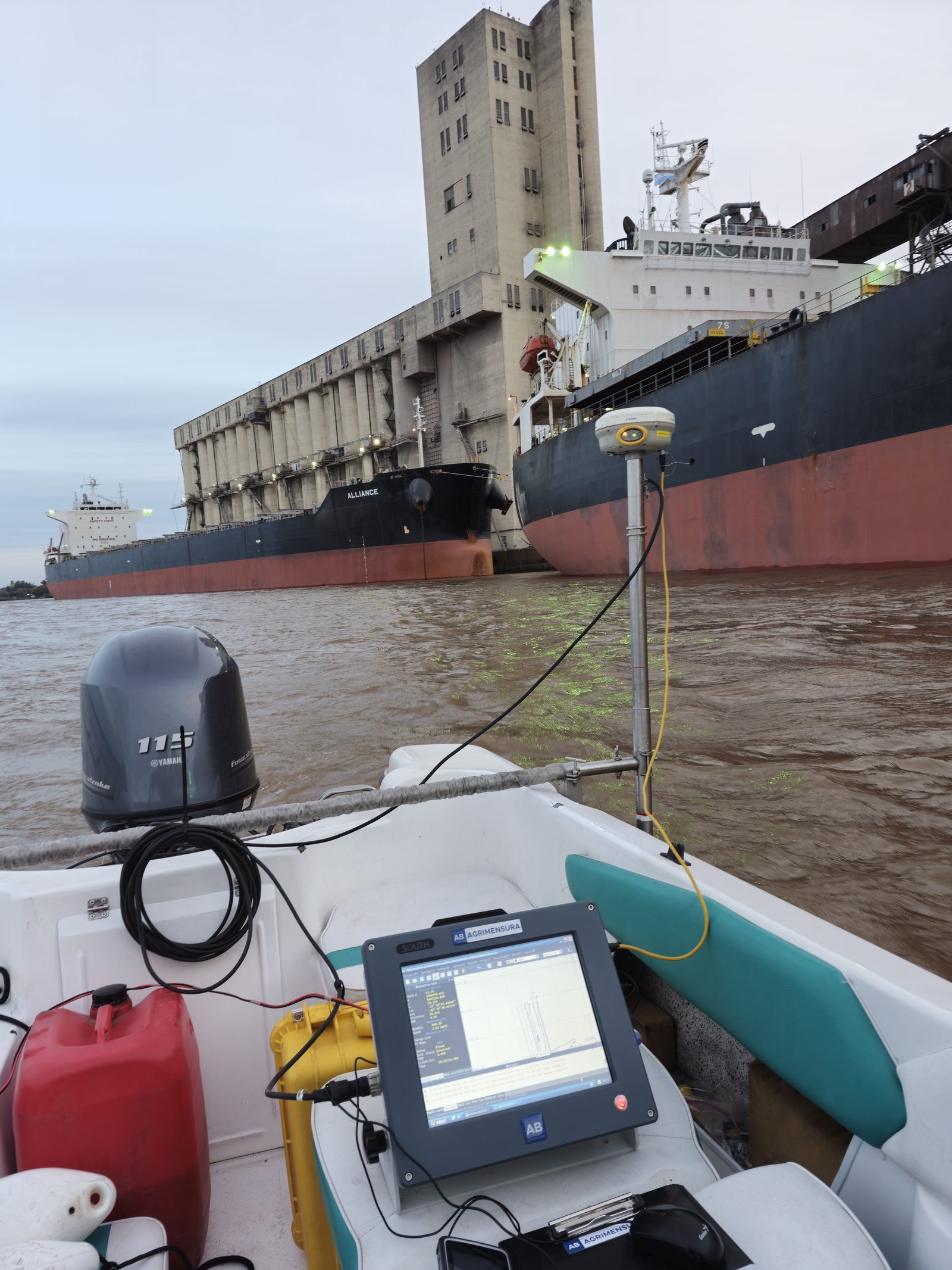 Relevamiento batimétrico junto a buques de gran porte amarrados en terminal portuaria, AB Agrimensura