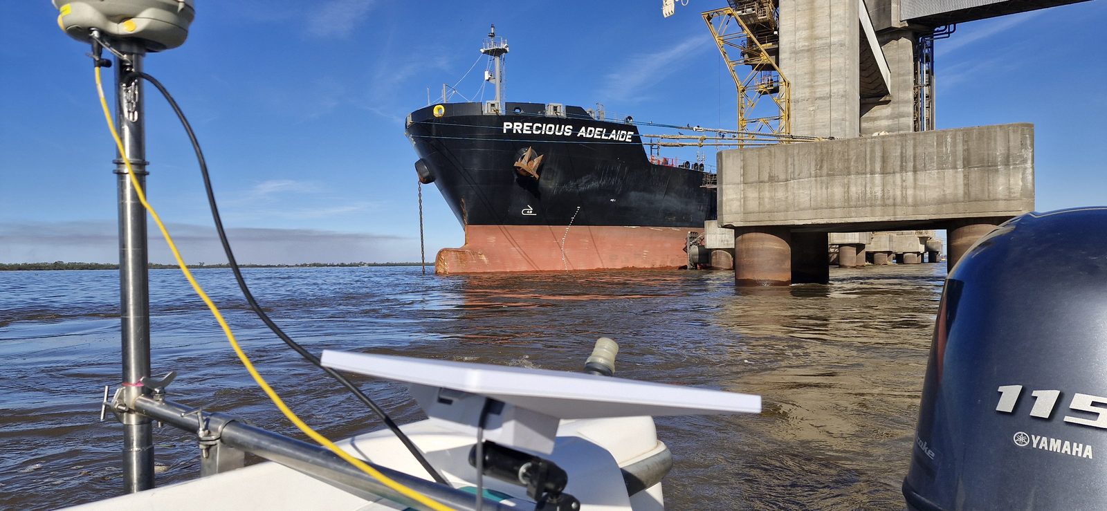 GPS RTK a bordo relevando junto a un buque de gran porte en el Río Paraná, AB Agrimensura