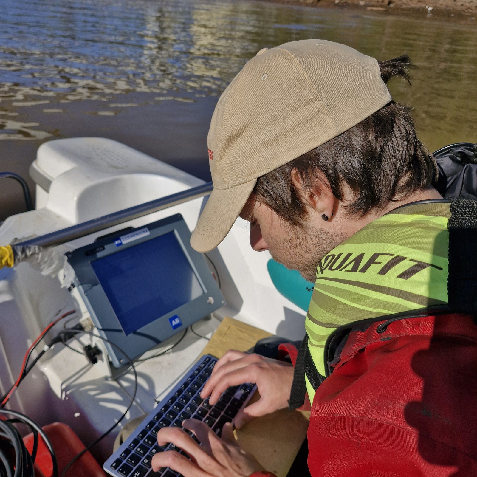 Operador de AB Agrimensura registrando datos de ecosonda a bordo durante un relevamiento batimétrico