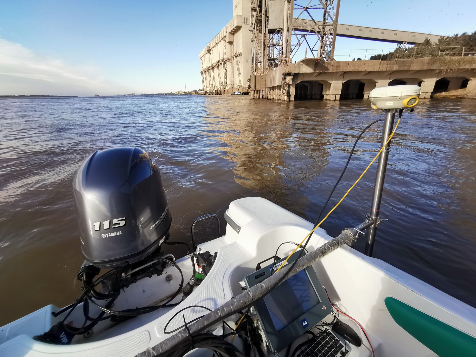 Embarcación de AB Agrimensura con GPS RTK junto a terminal portuaria de granos en el Río Paraná