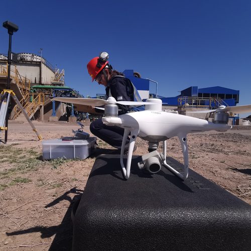 Piloto preparando drone DJI Phantom 4 RTK en planta industrial en 2023