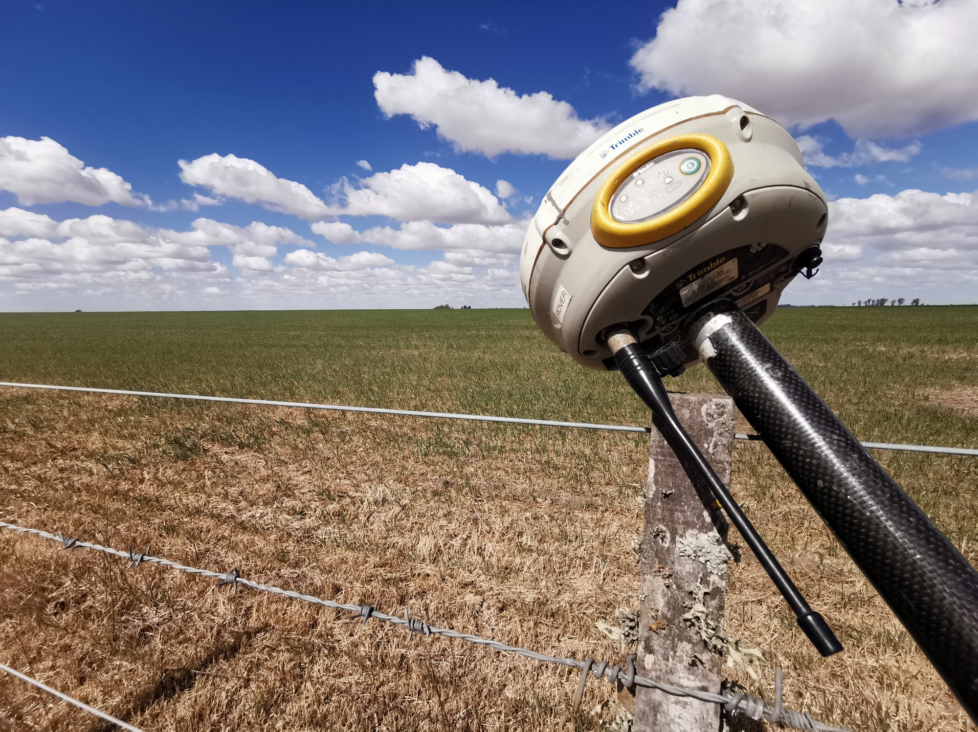 GPS Trimble AB Agrimensura relevando en campo agrícola
