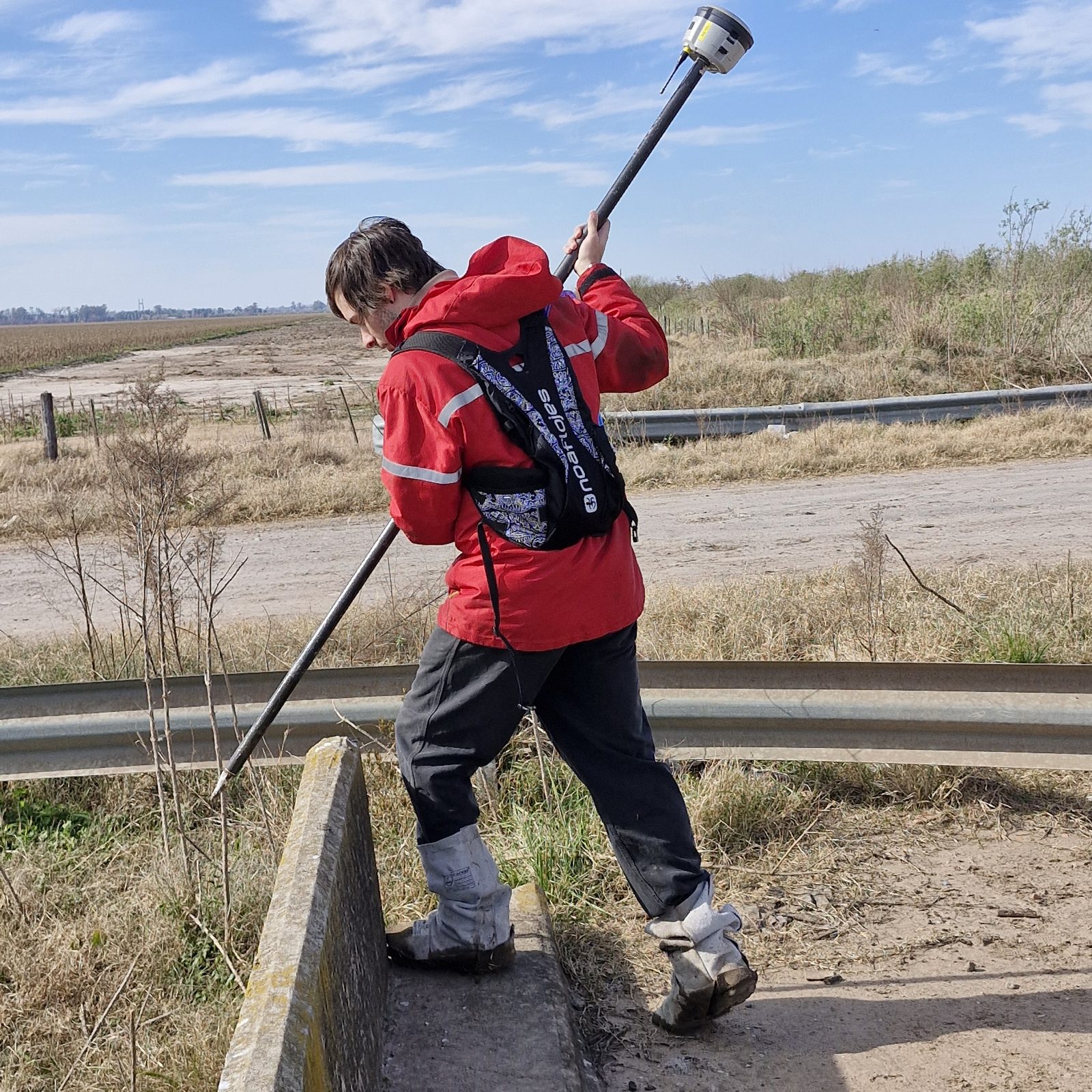 Técnico de AB Agrimensura relevando con GPS RTK junto a ruta