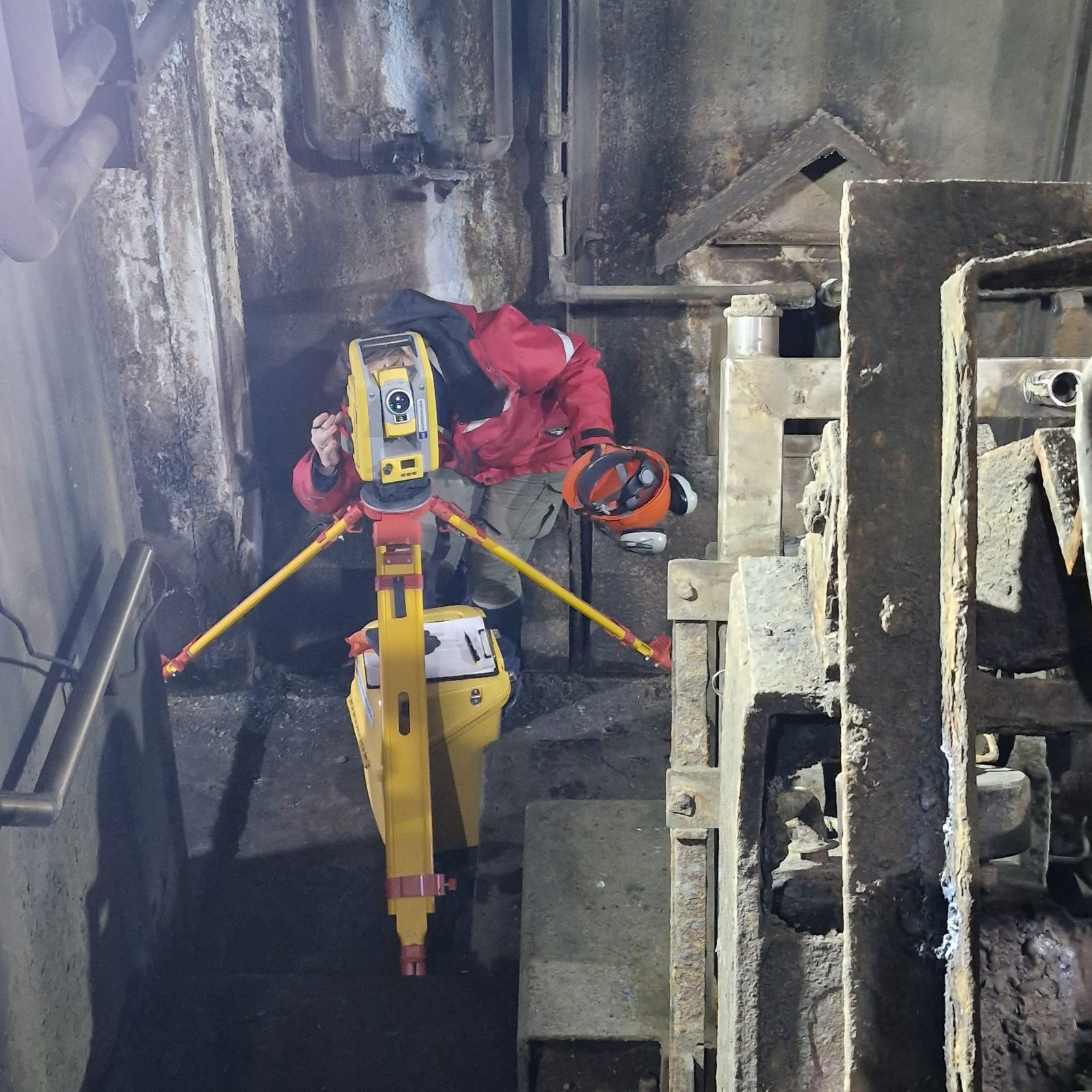 Cuadrilla de AB Agrimensura realizando un relevamiento en planta siderúrgica