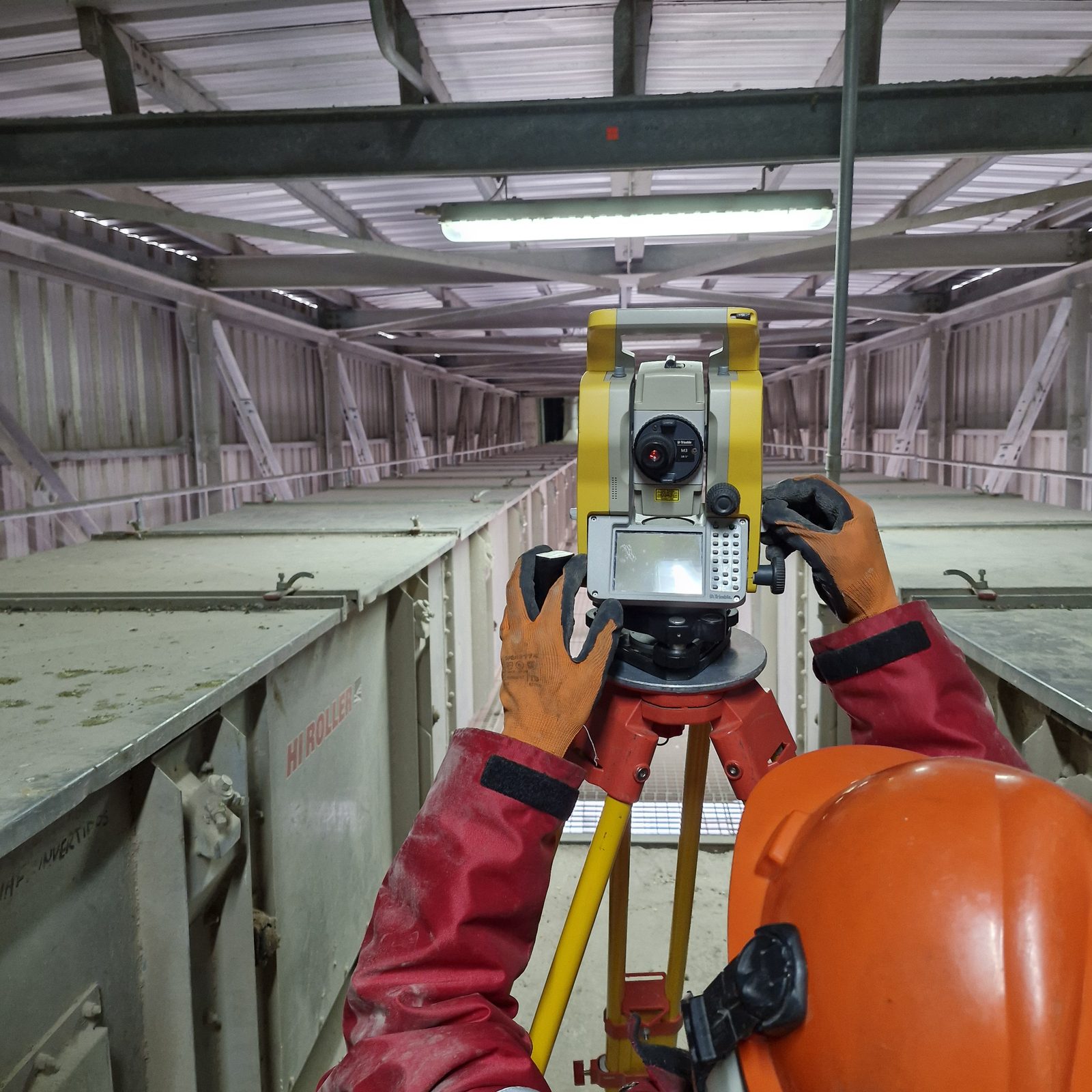 Detalle de estación total Trimble siendo calibrada en planta siderúrgica
