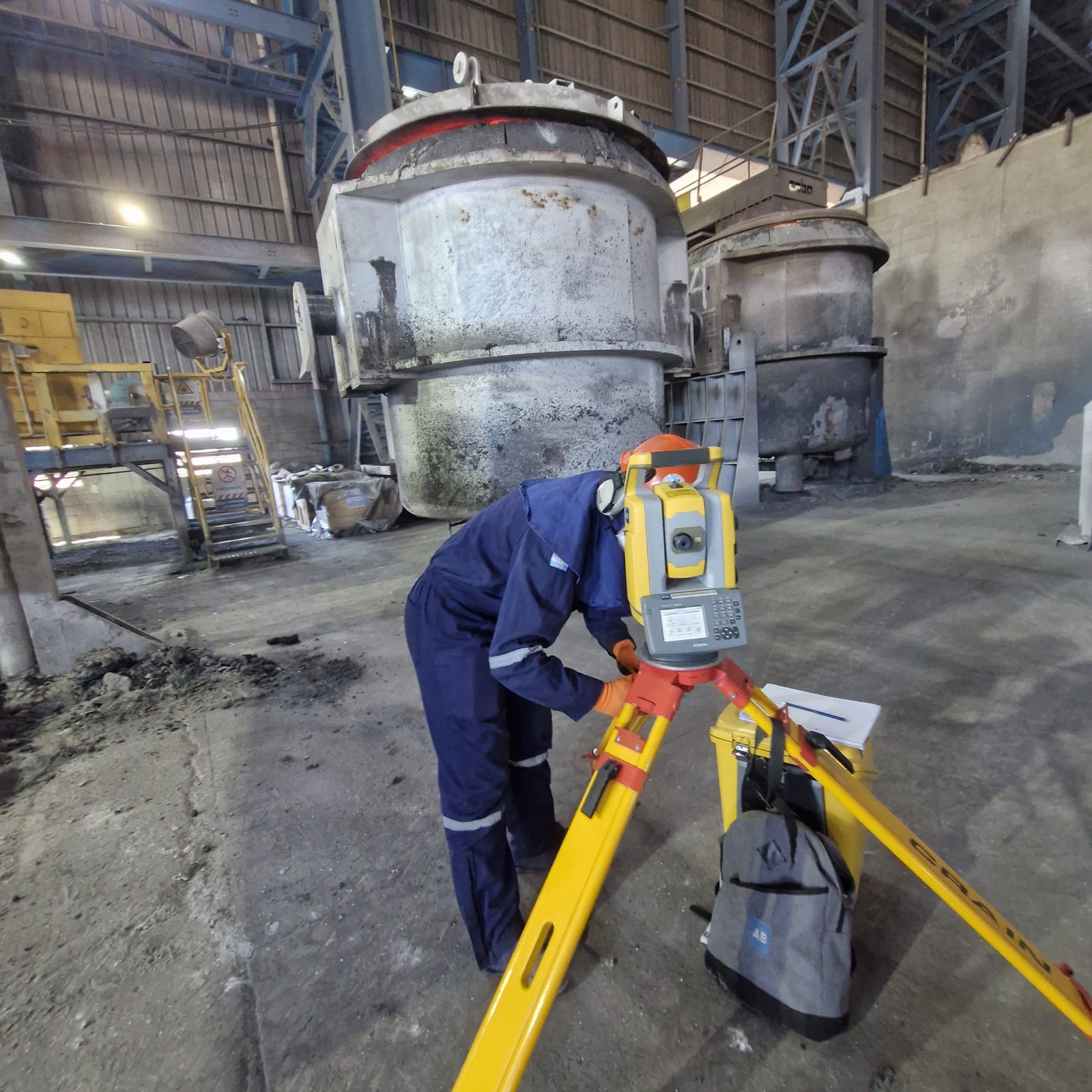 Estación total Trimble relevando junto a molino industrial, AB Agrimensura
