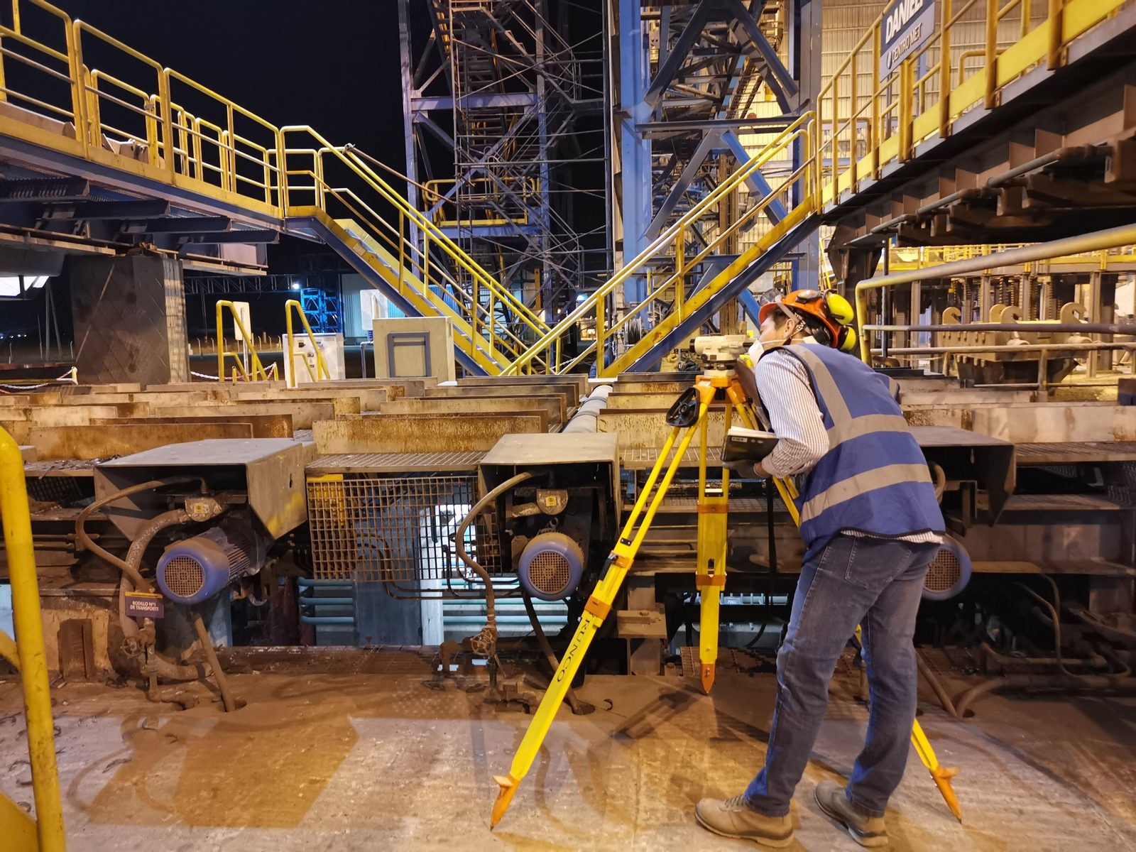 Nivelación de precisión nocturna en planta industrial, AB Agrimensura